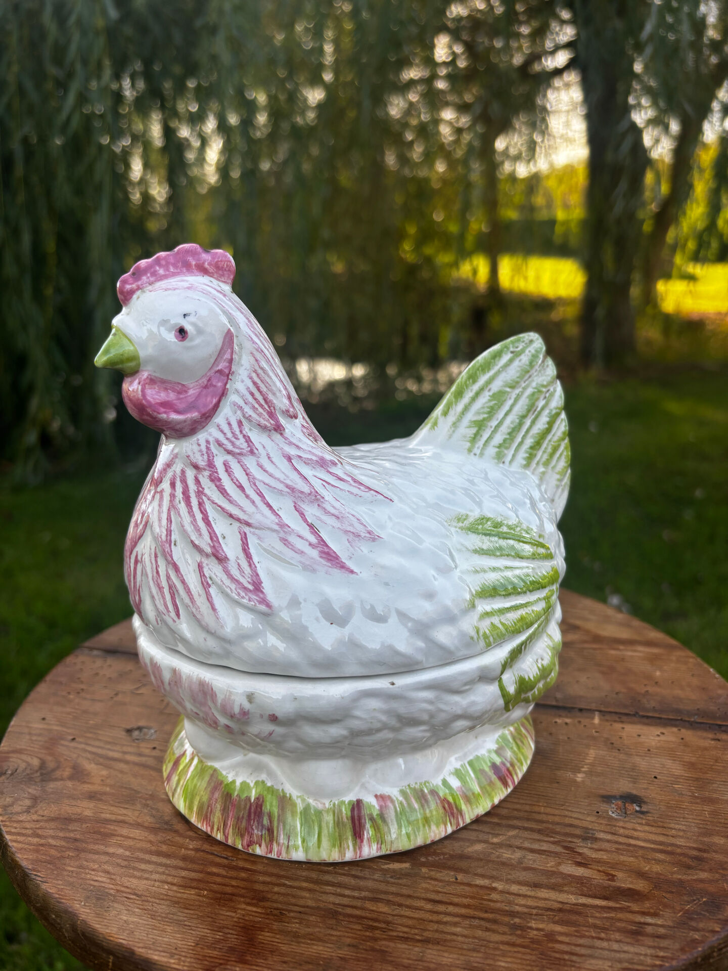 Superbe terrine en barbotine zoomorphe poule Caugant