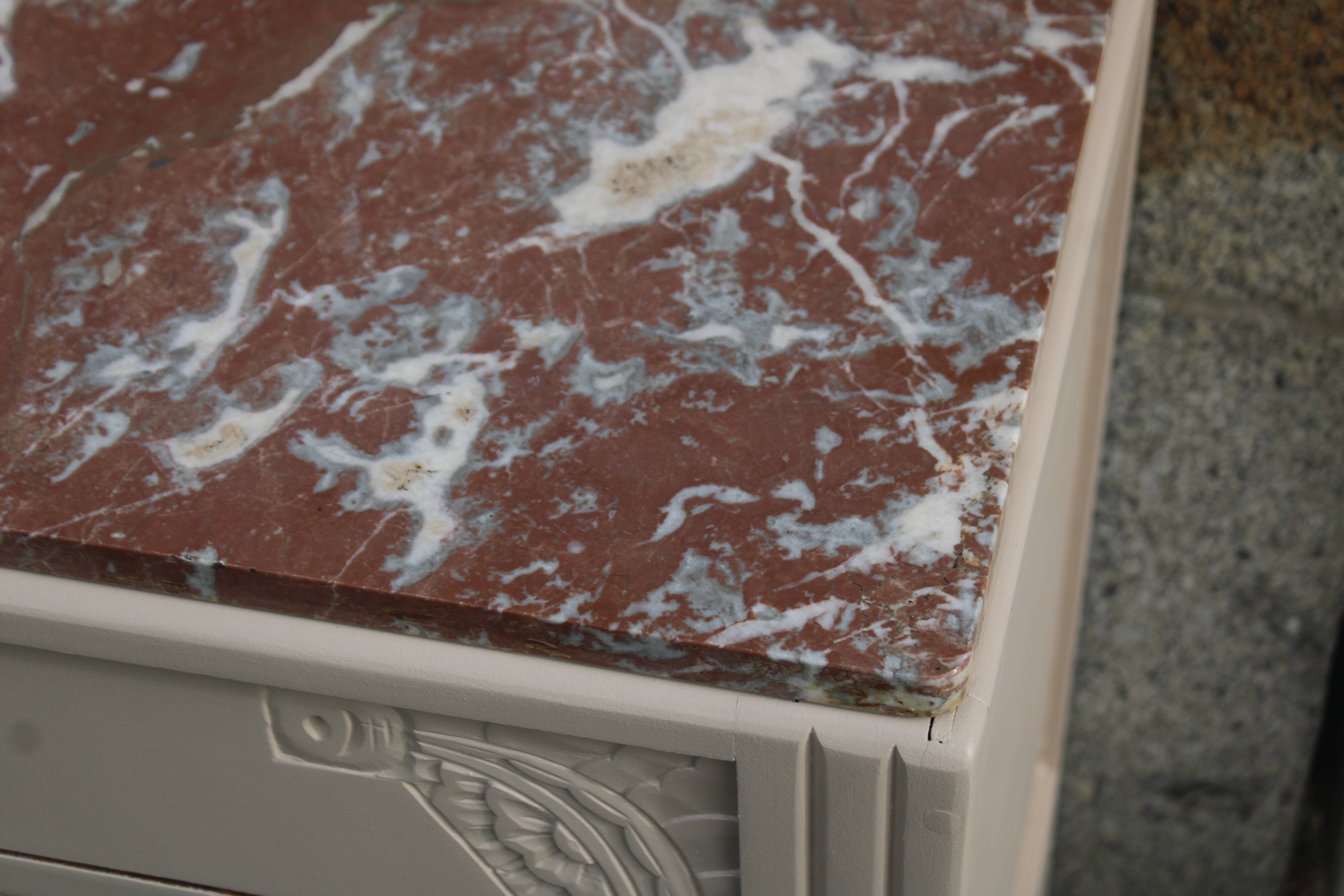 Commode vintage rénovée avec marbre rouge et blanc – 4 tiroirs