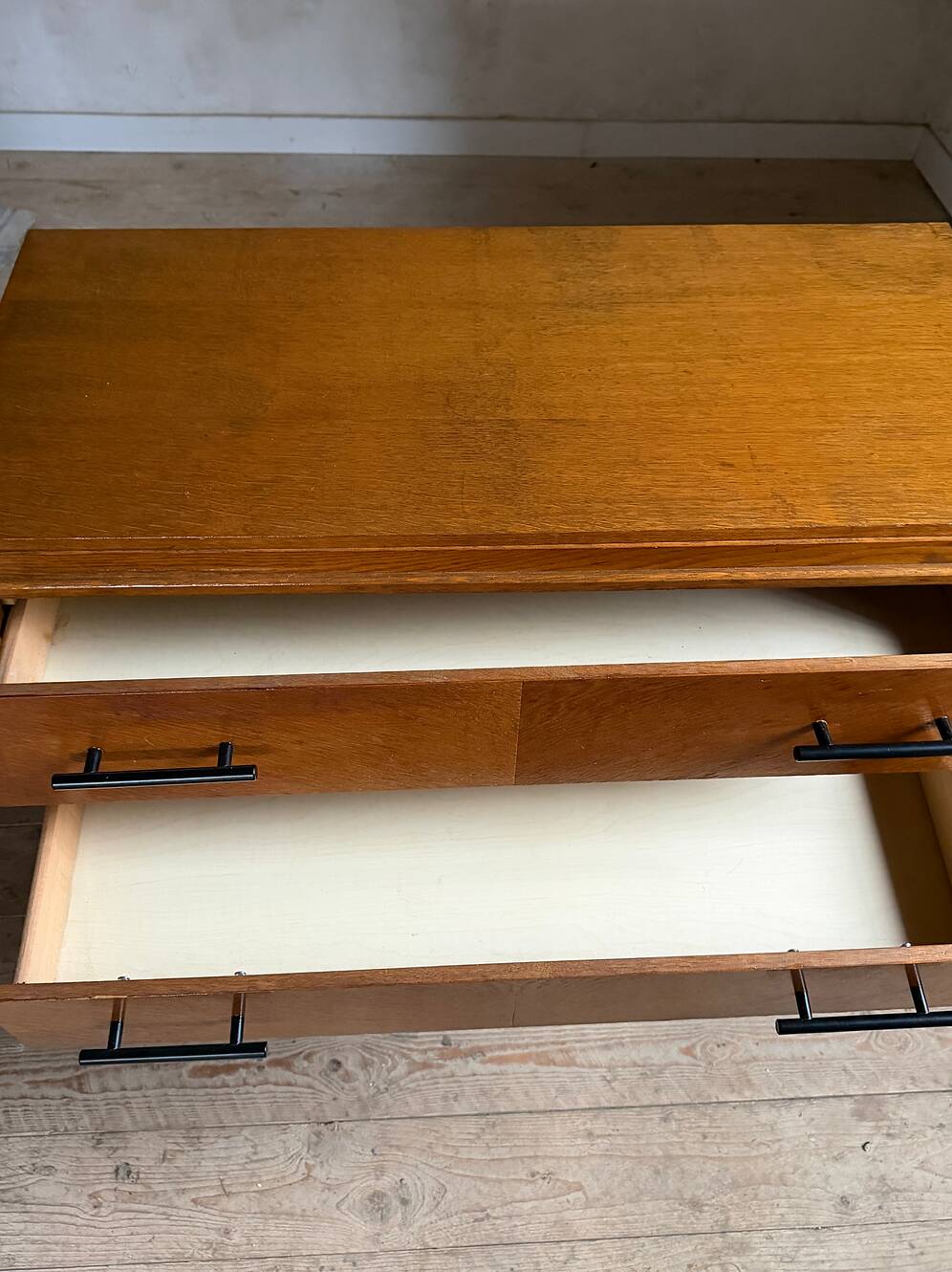 Commode vintage en chêne 4 tiroirs pied compas