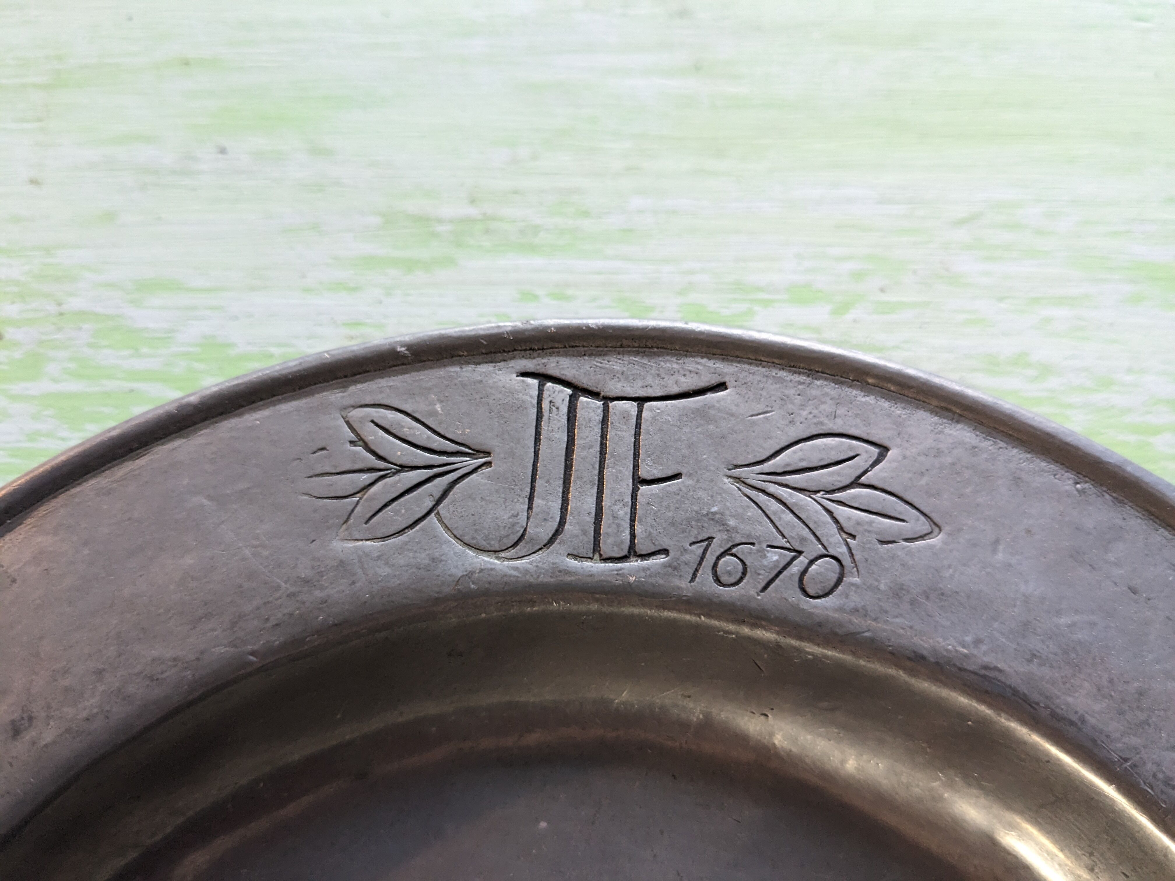 Assiette en étain marquée JF 1670