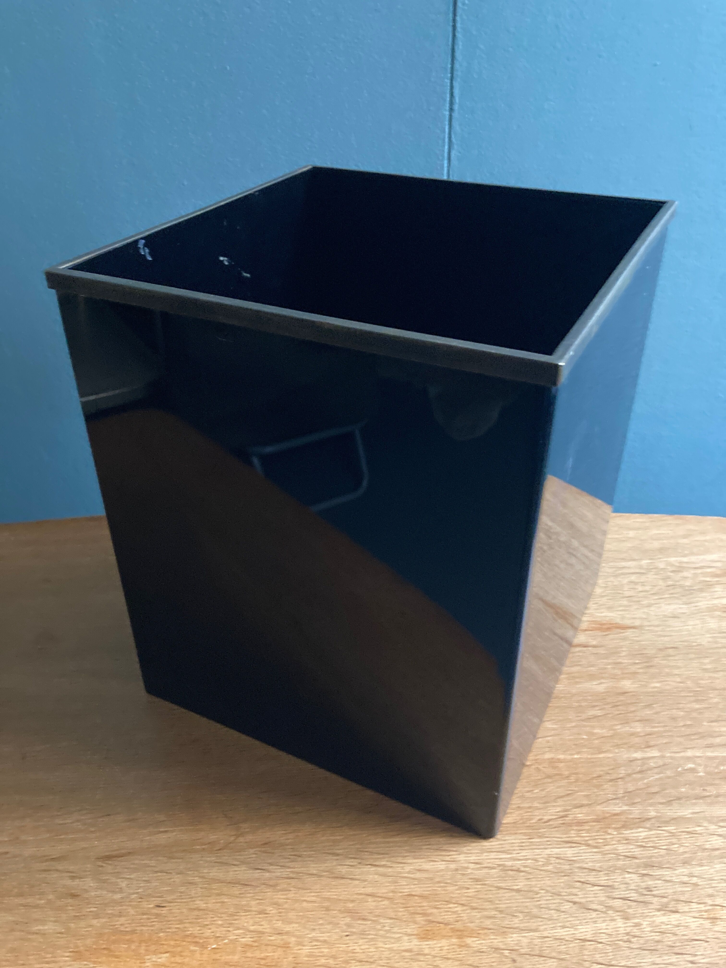 Produit BHV Corbeille à papier en lucite noire Dior Maison 1970