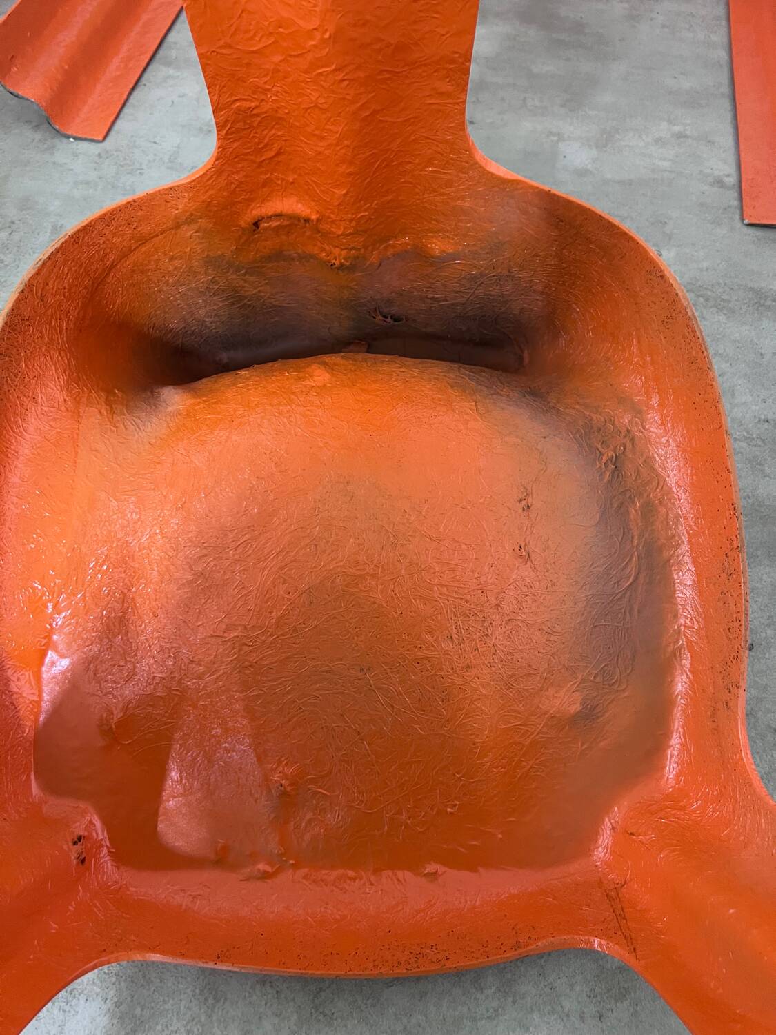 Table and 4 chairs in orange fiberglass design from the 70s Patrick Gingembre Paulus edition