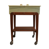 Travailleuse en bois verte pieds roulettes