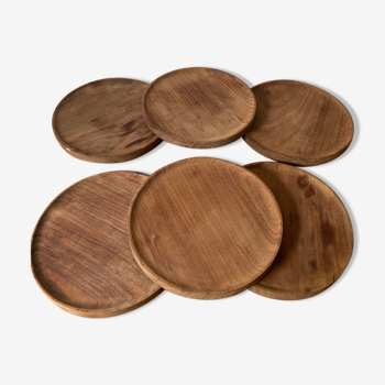 Display and plates in vintage Scandinavian wood