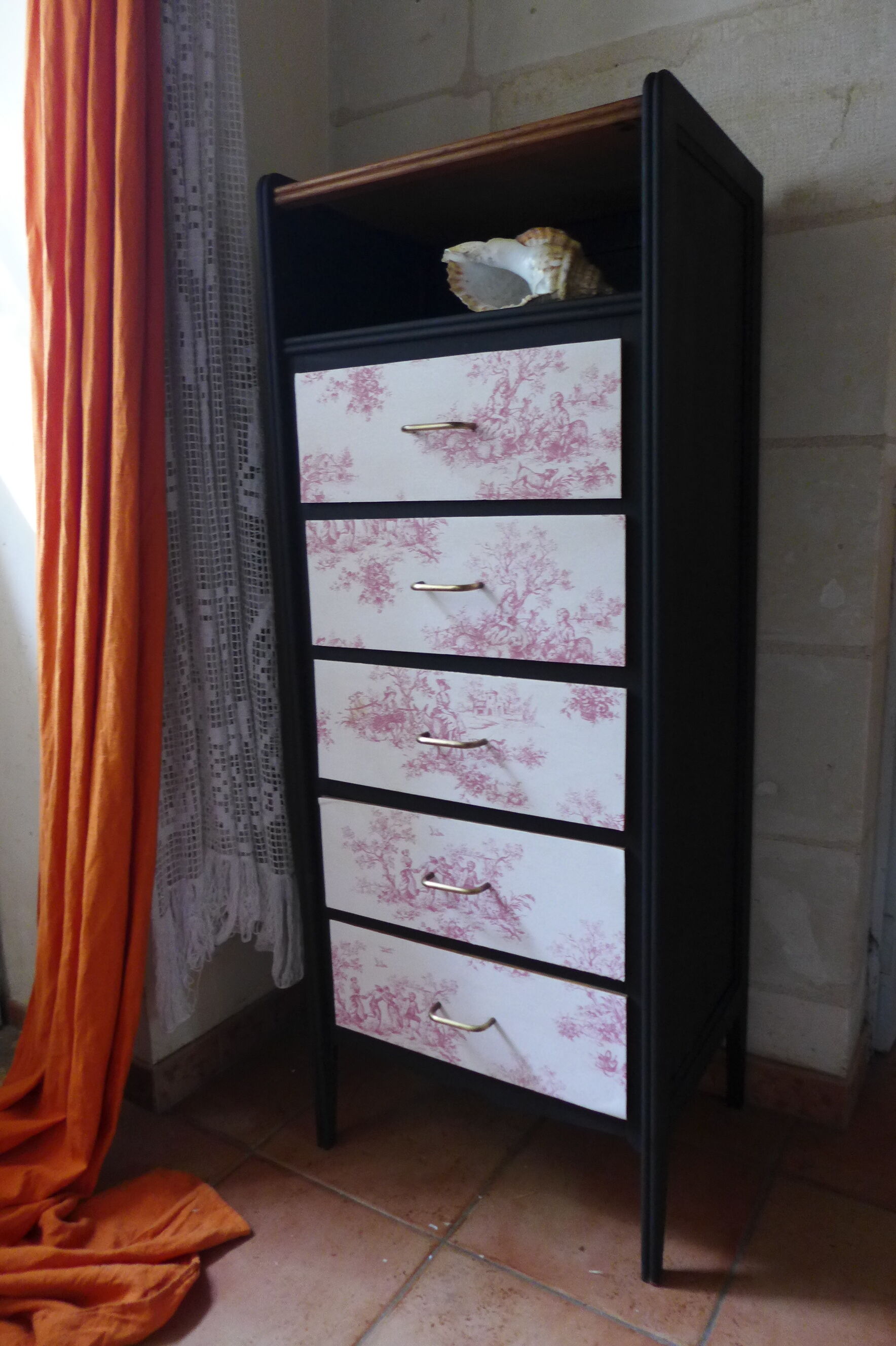 Chest of drawers in black and toile de Jouy