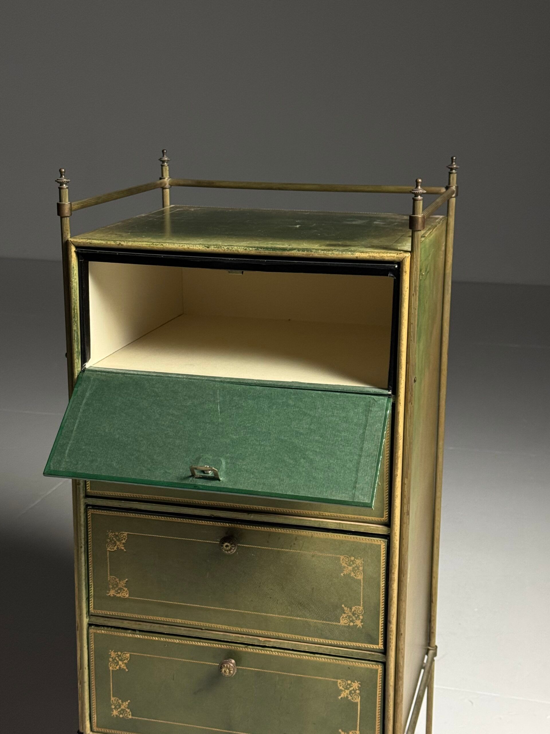 Commode en cuir vers 1960