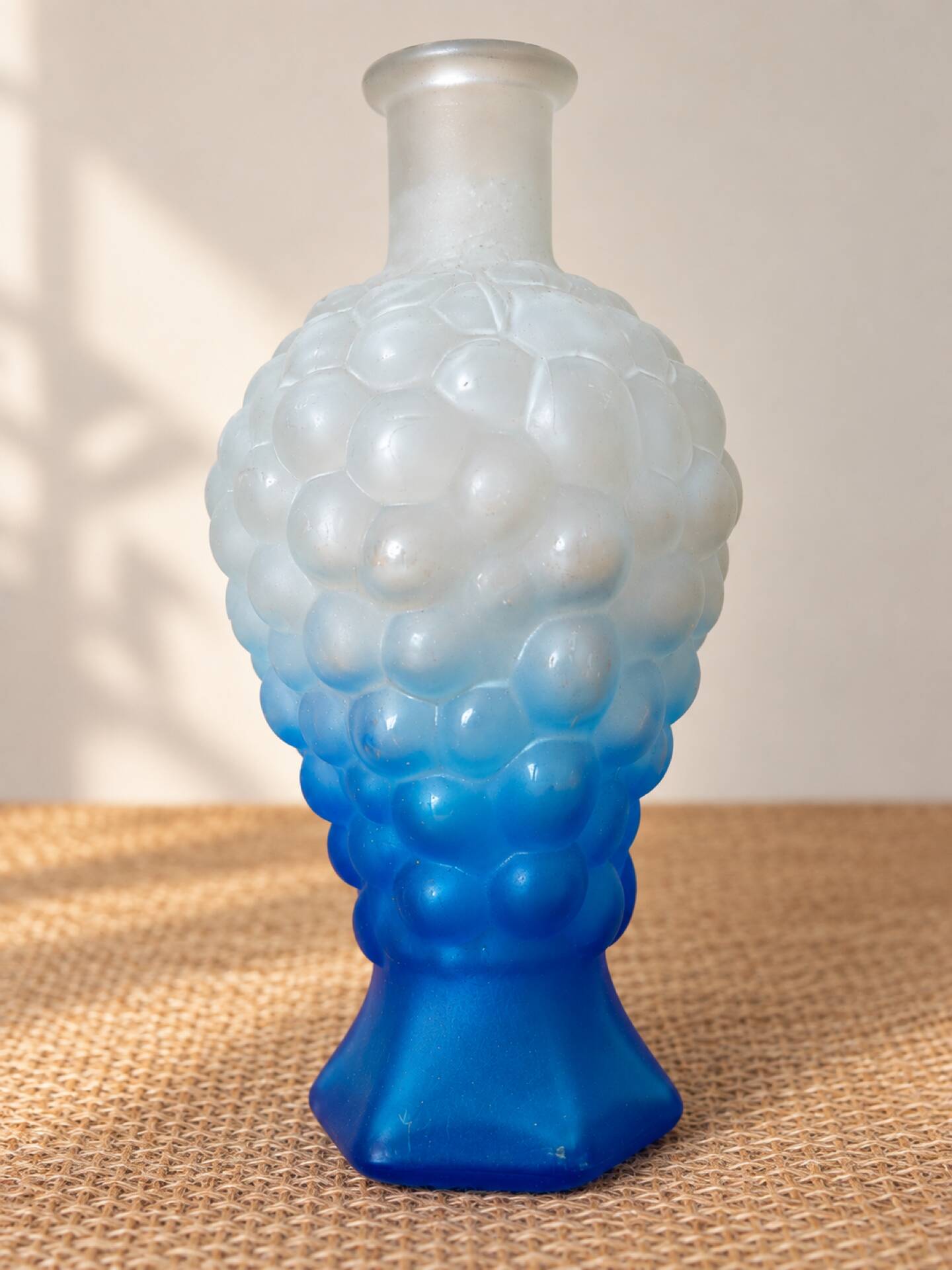 Flacon vintage en verre dépoli bleu à décor de grappes de raisin