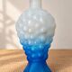 Flacon vintage en verre dépoli bleu à décor de grappes de raisin