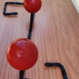 Porte manteau fer forgé et boules bois rouges