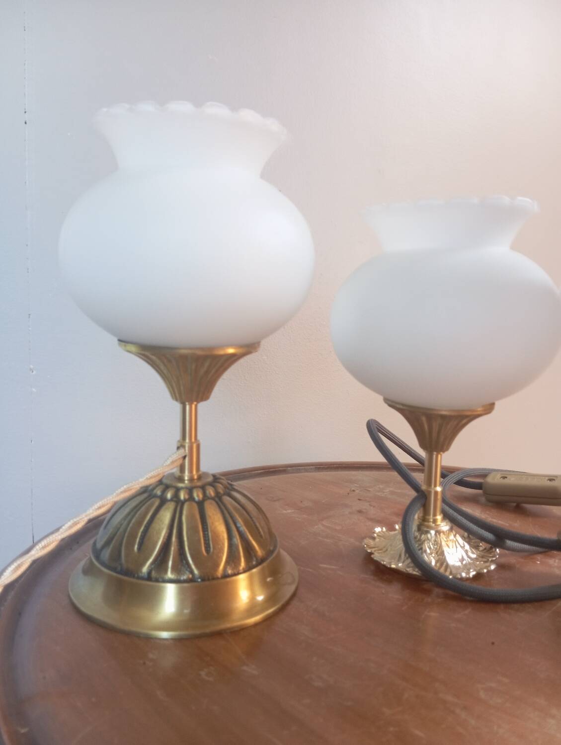 Trio lampes à poser style art deco bronze et opaline blanche