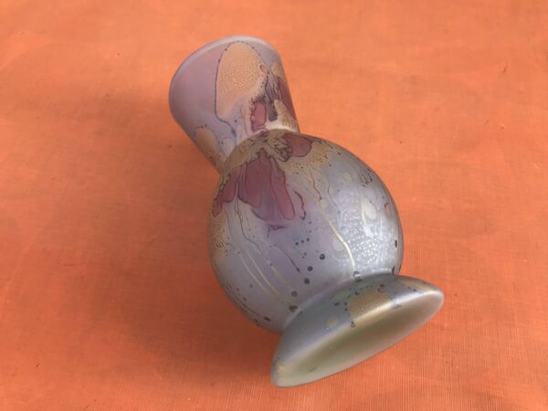 Vase piedouche  Pate de verre nuances de lilas et jaune sur fond bleu