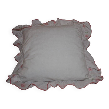 Coussin vintage blanc en lin à volant motif roses, charme romantique 50x50 cm