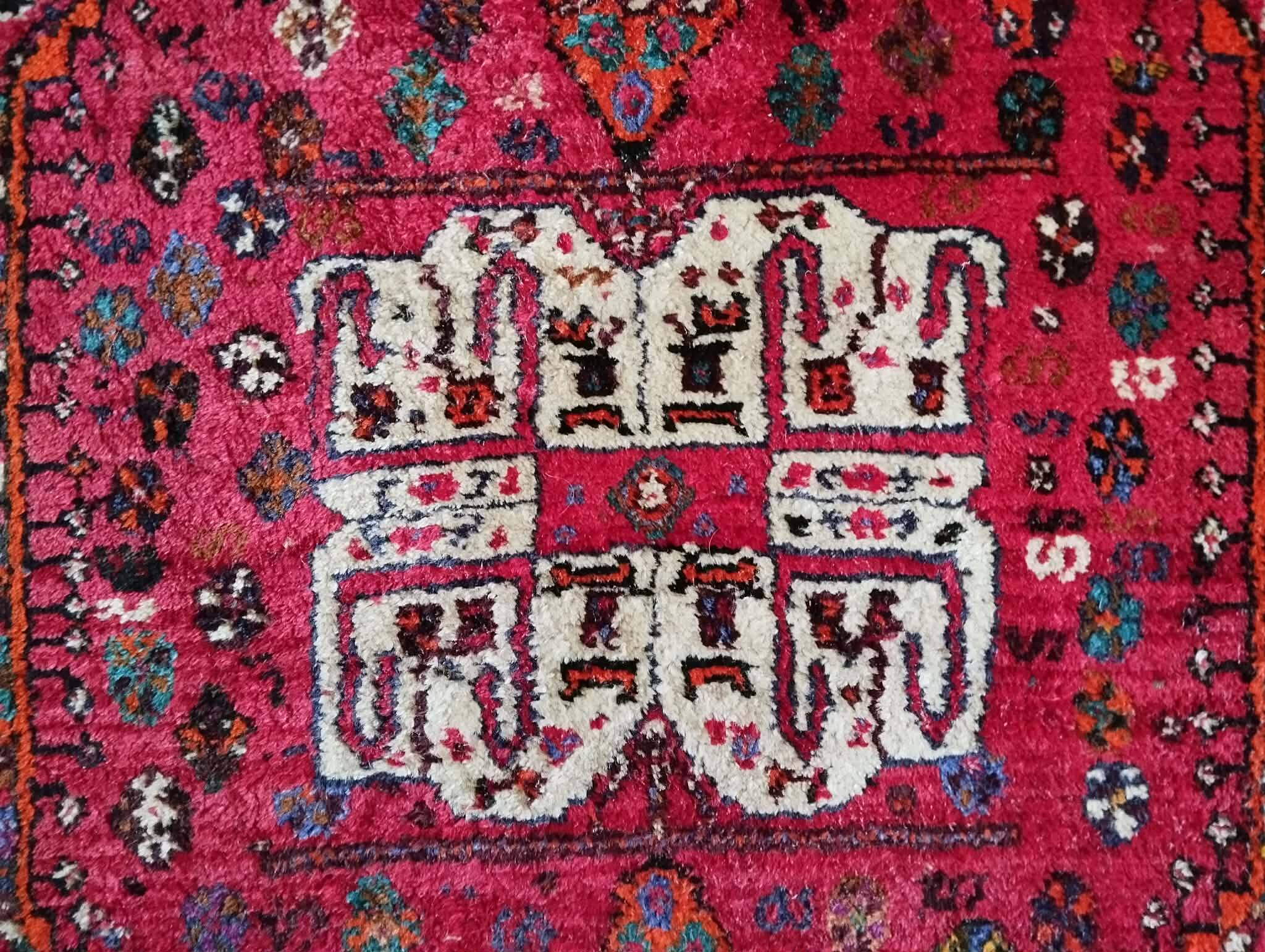 Handmade Persian Shiraz rug 168x111cm