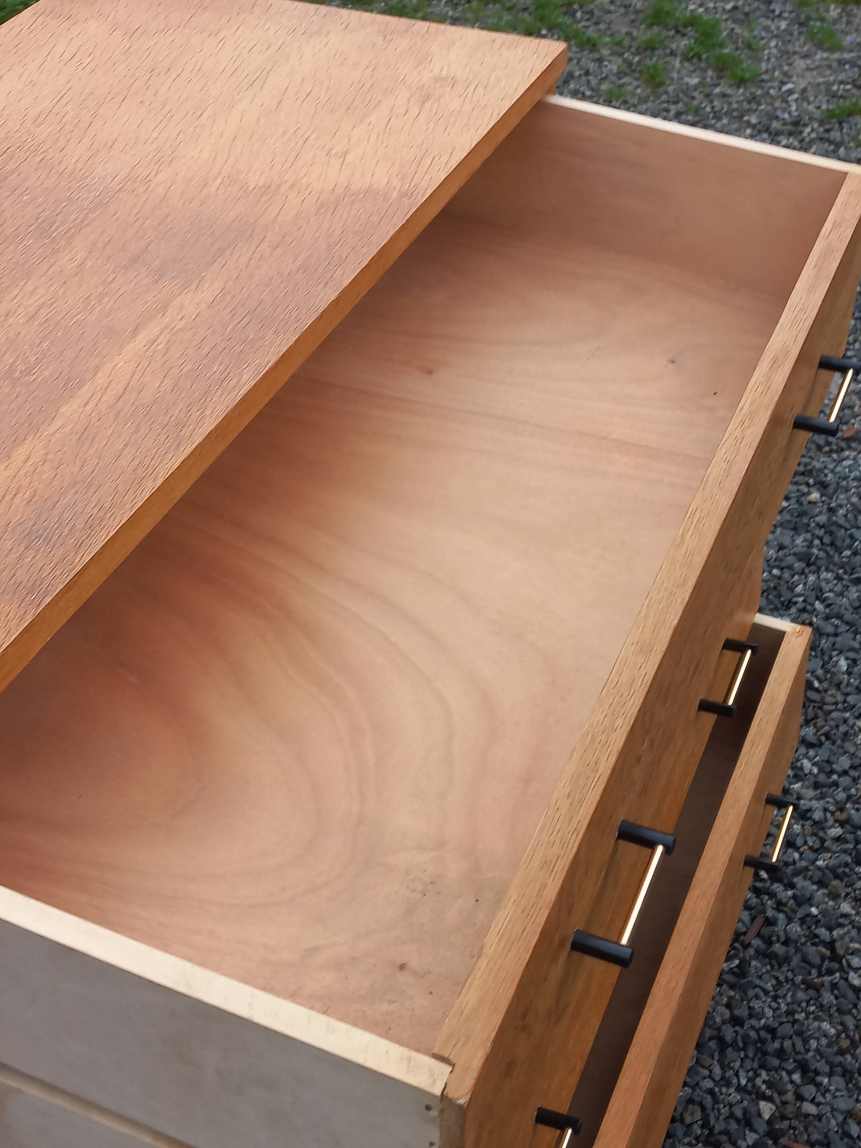 Vintage oak chest of drawers with 4 drawers from the 1960s.