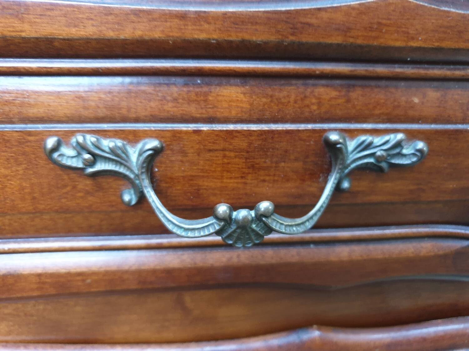 Commode Louis XV en merisier massif