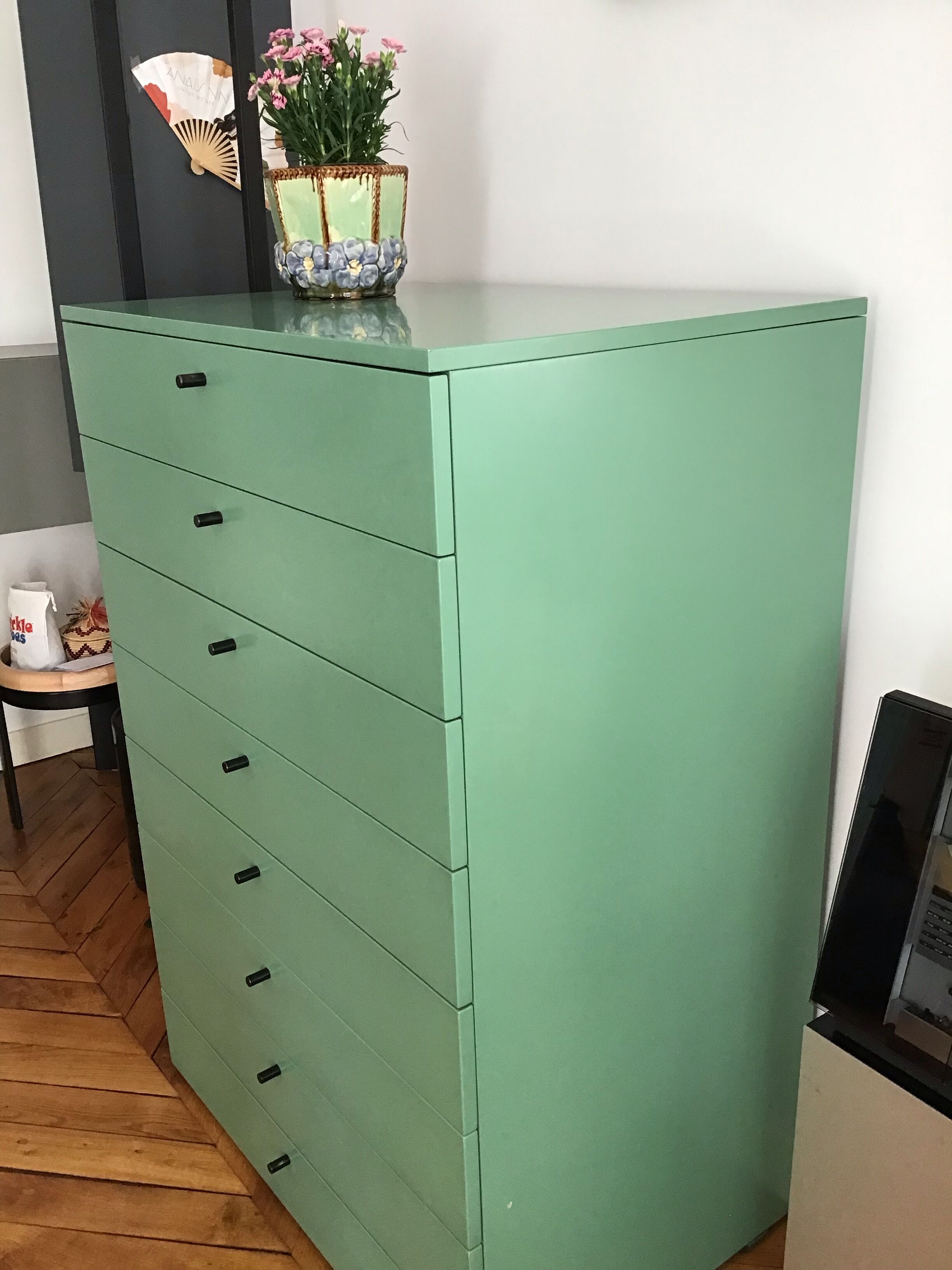 Contemporary design chest of drawers