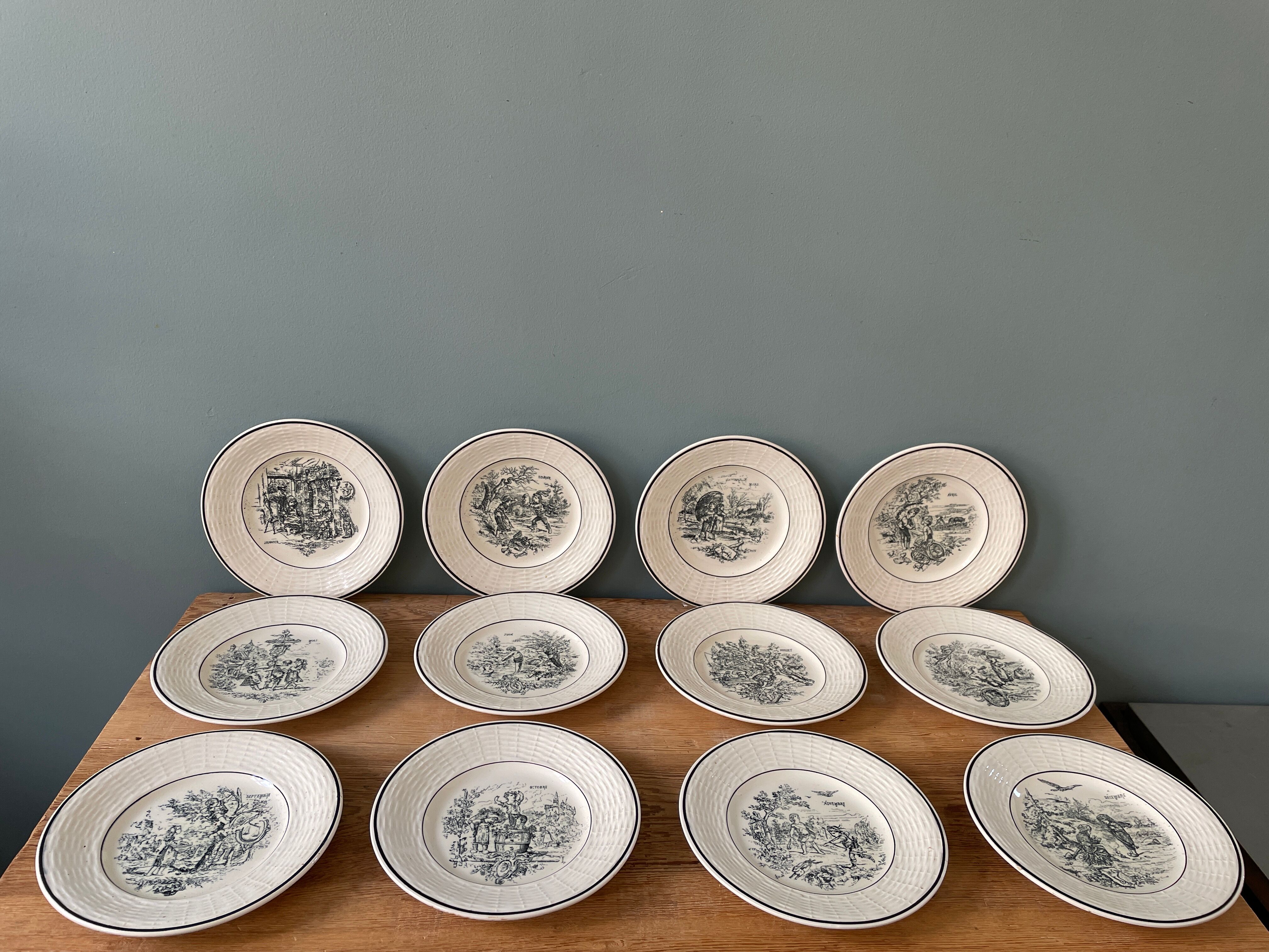 Lot de 12 petites assiettes Digoin Sarreguemines, « Les Mois »