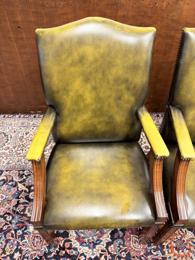 Ensemble de chaises présidentielles Chesterfield anglaises classiques.