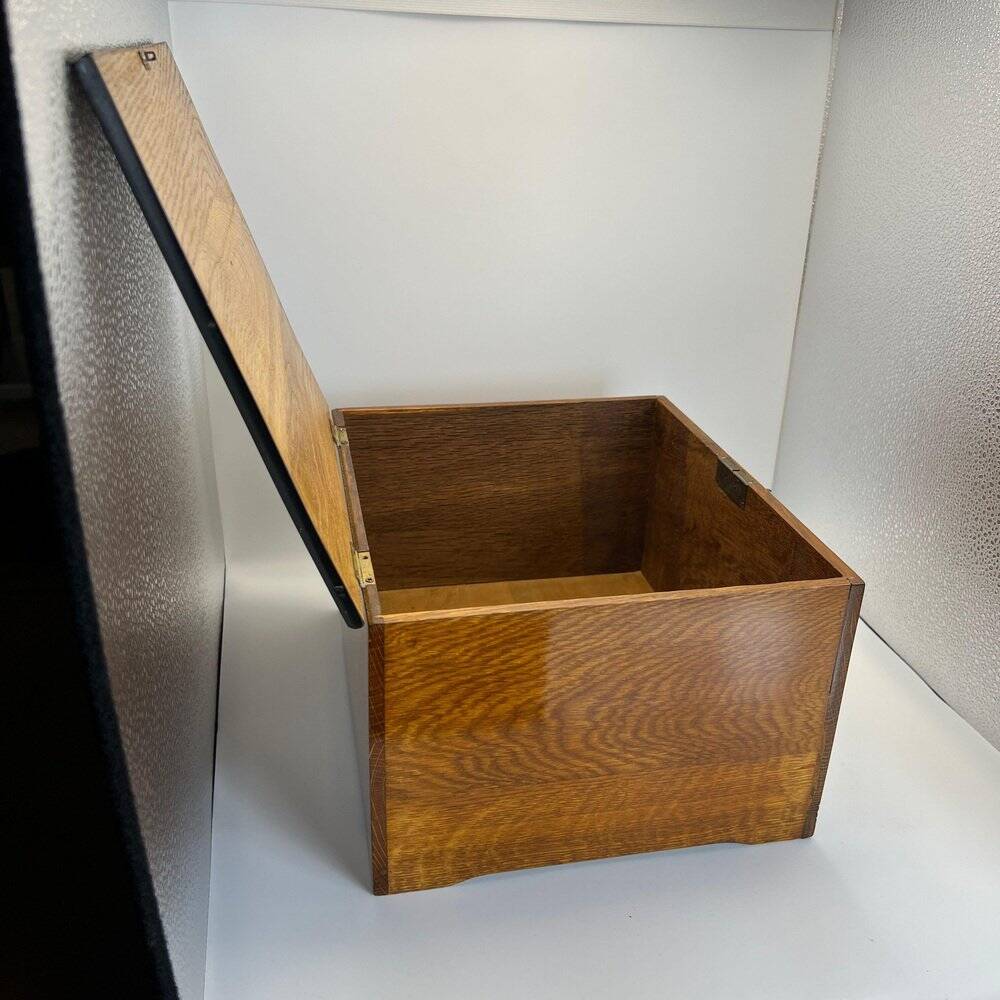 Jugendstil / Art Nouveau Box in Partly Ebonized Solid Oak, Austria, 1900