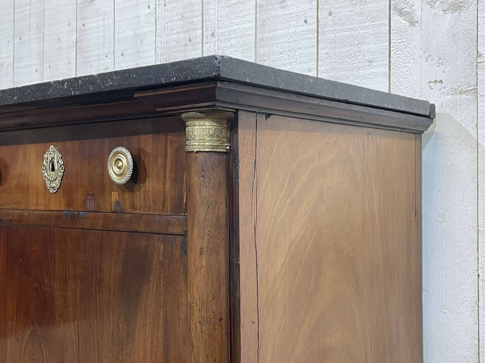 Buffet Empire début XIXème en acajou et dessus marbre noir
