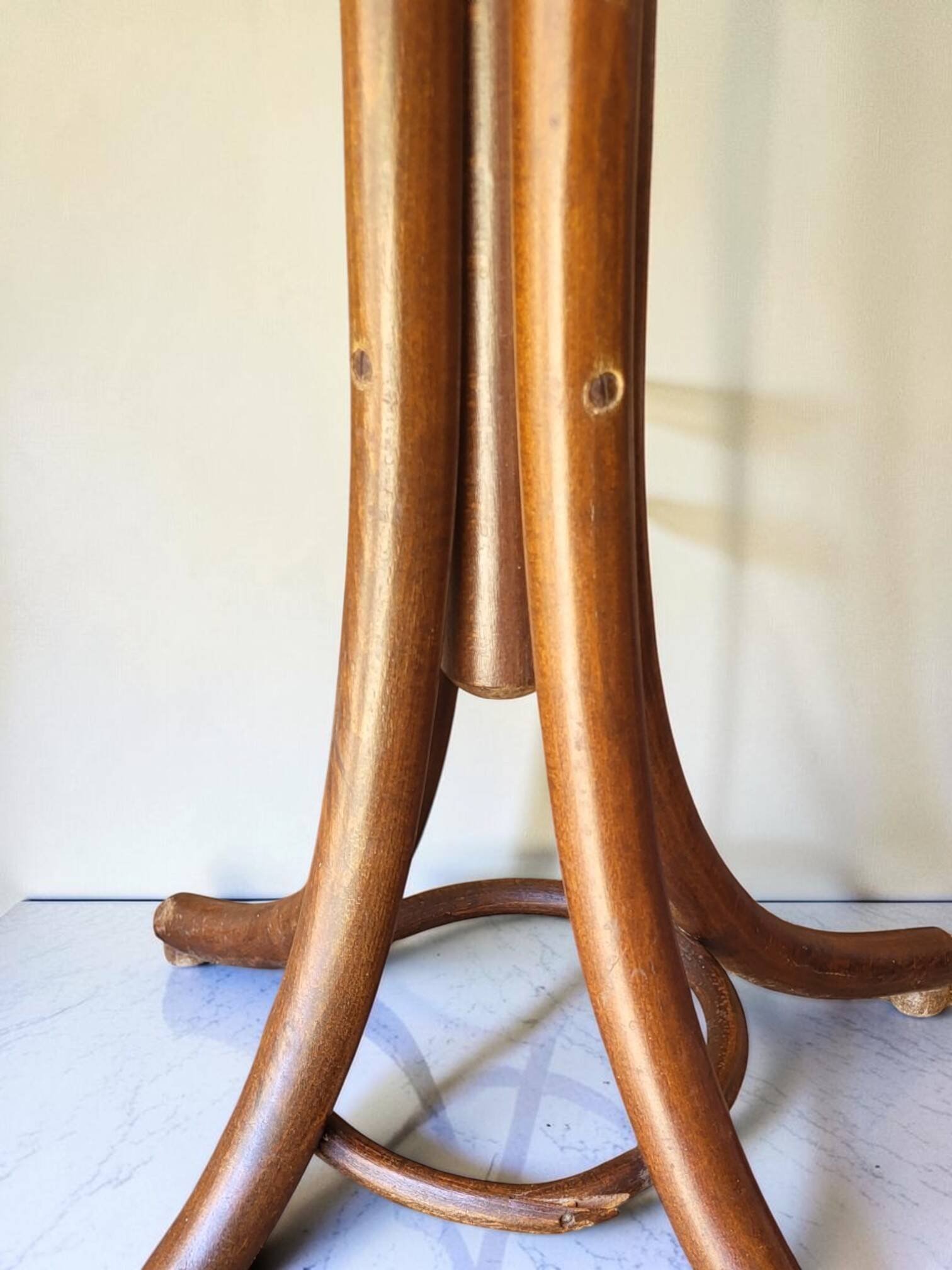 Curved wooden parrot coat rack by Thonet