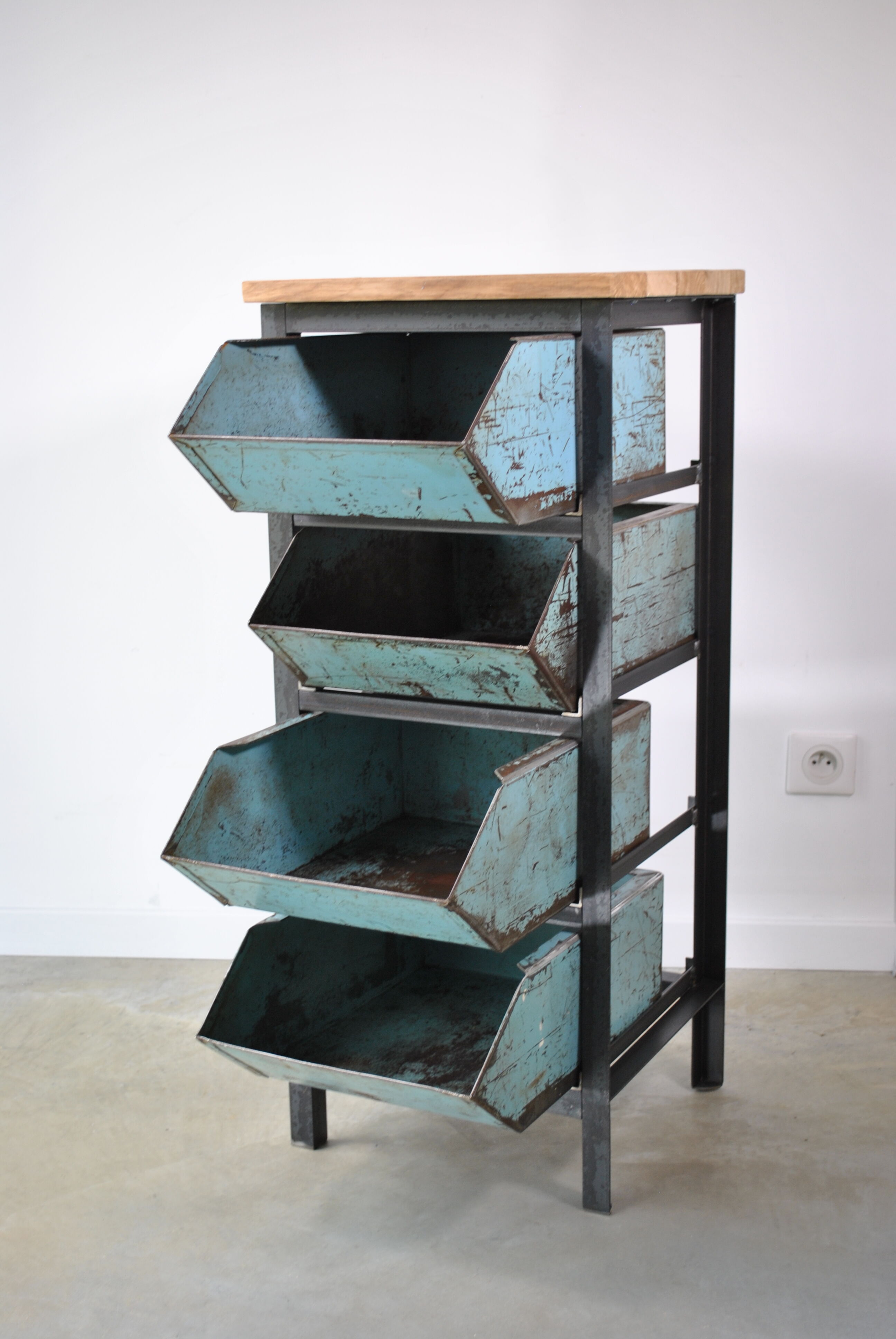 Industrial drawer cabinet