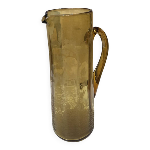 Pichet ancien en verre ambre gravé à décor de scène de chasse – vers 1