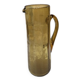 Pichet ancien en verre ambre gravé à décor de scène de chasse – vers 1
