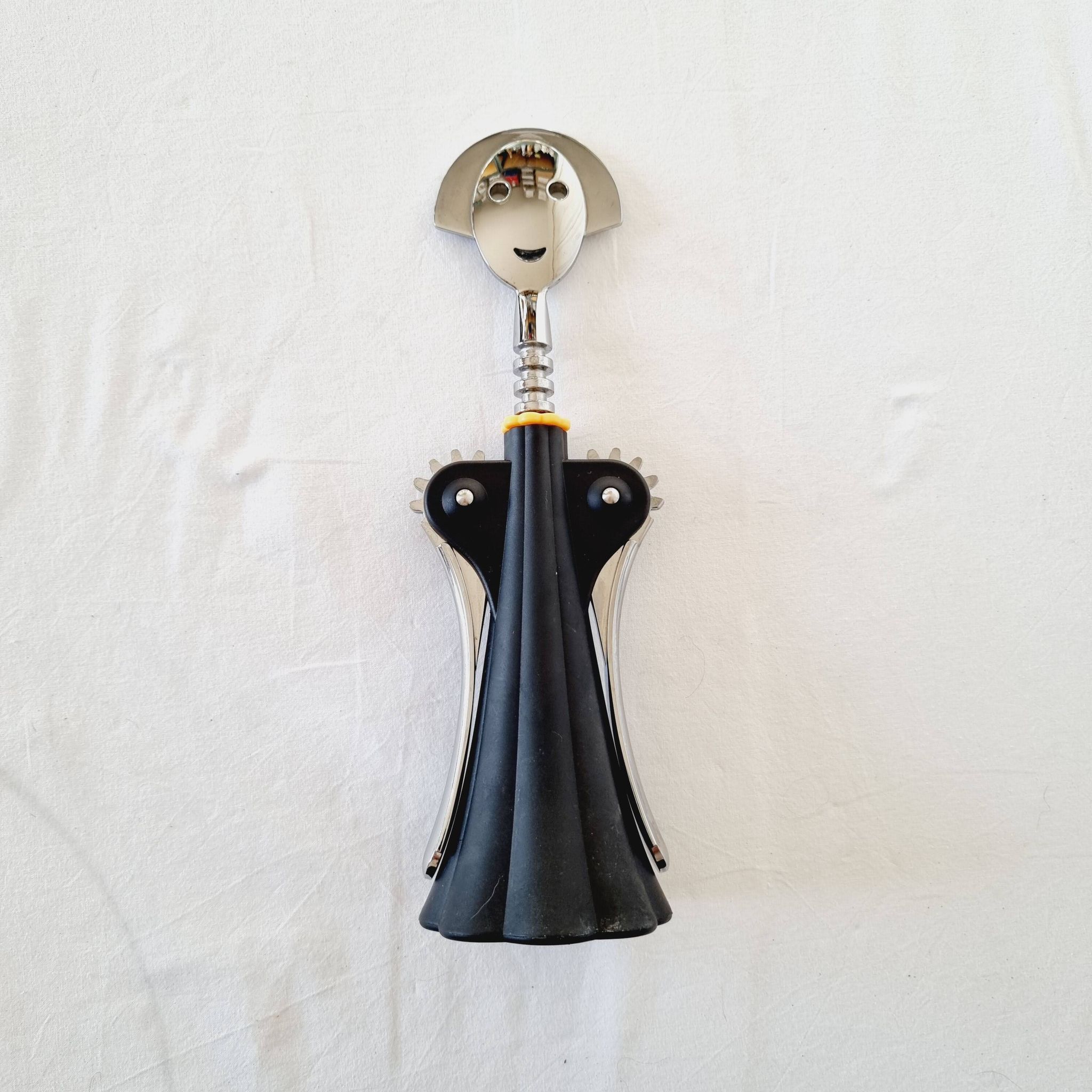 Célèbre ouvre-bouteille ou tire-bouchon Alessi conçu par Alessandro Mendini en 1994