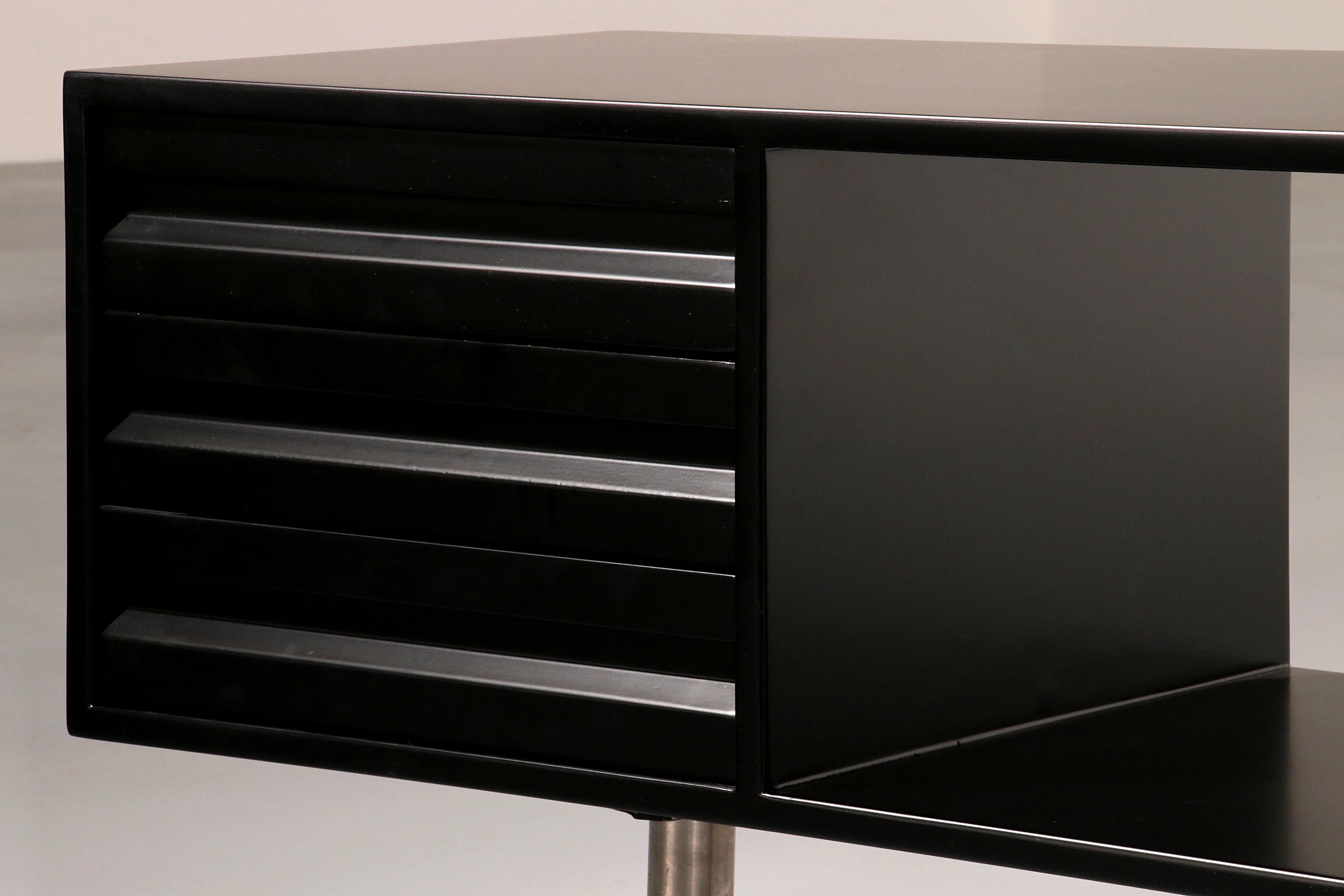 Bureau d'angle exécutif 'T96' d'Osvaldo Borsani pour Tecno en bois laqué noir