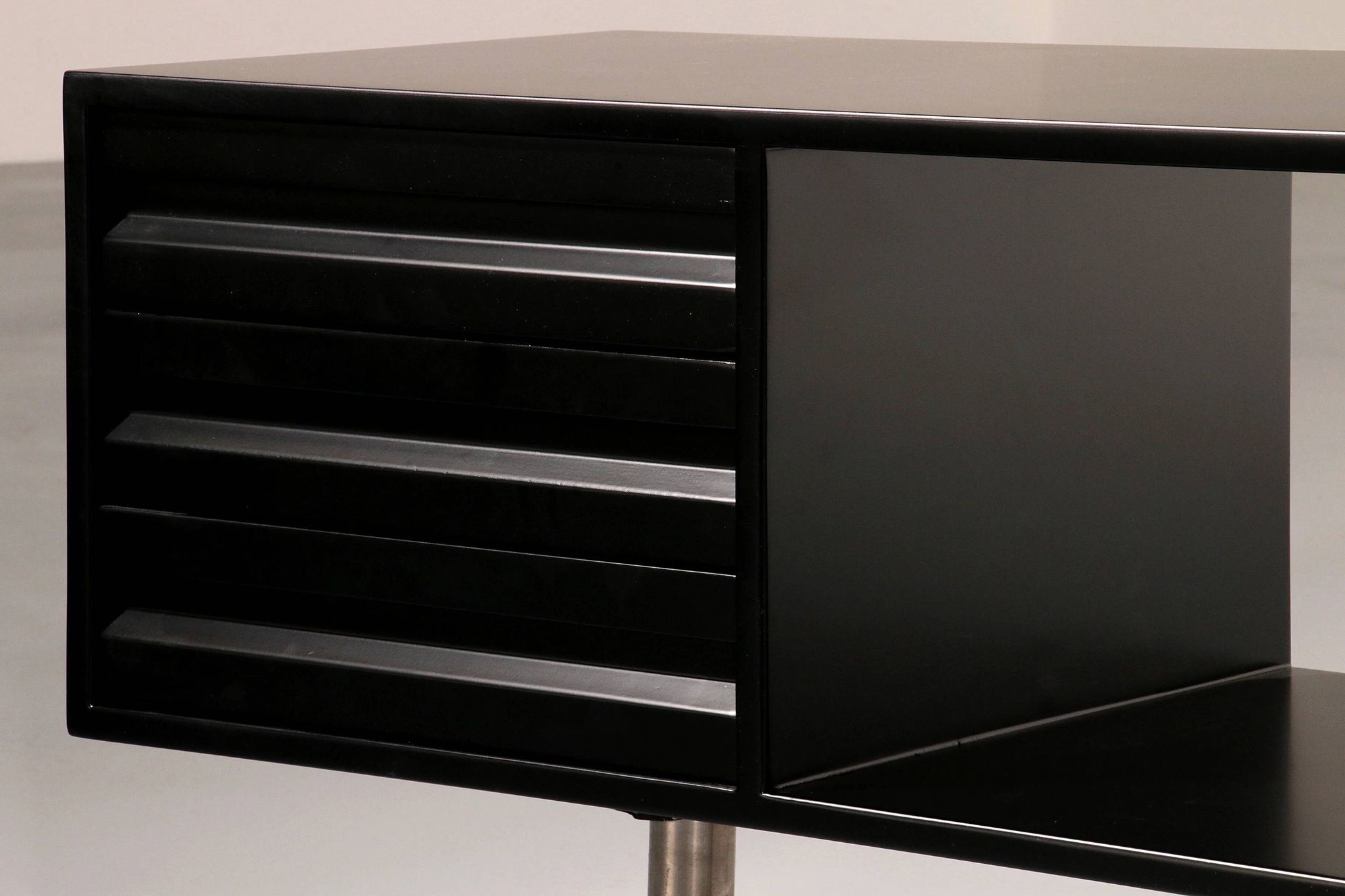 Osvaldo Borsani for Tecno ‘T96’ executive corner desk in black lacquered wood