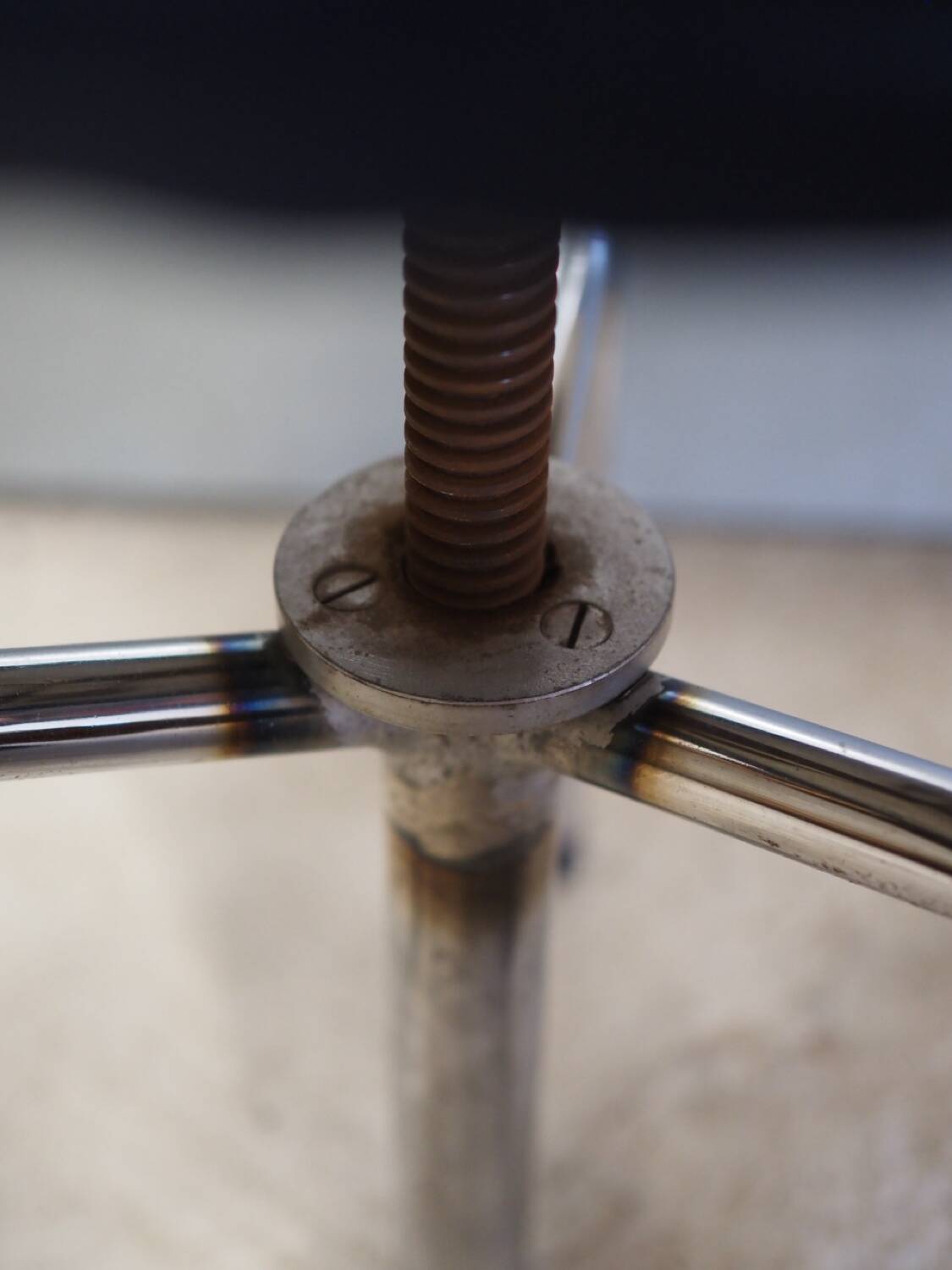 Tripod screw workshop stool in chromed metal and blue skai