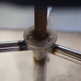 Tripod screw workshop stool in chromed metal and blue skai