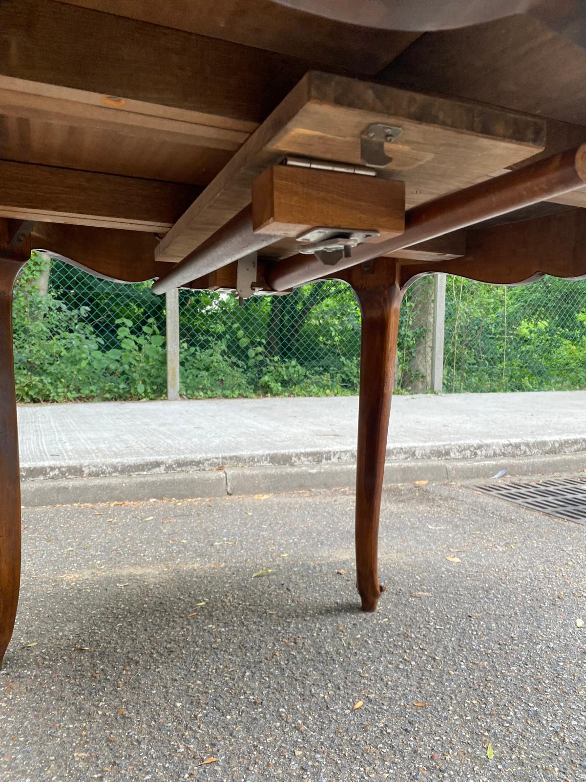 Round extendable dining table Louis XV in solid wood from the 1960s.