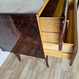 Commode du milieu du siècle avec verre et tiroirs