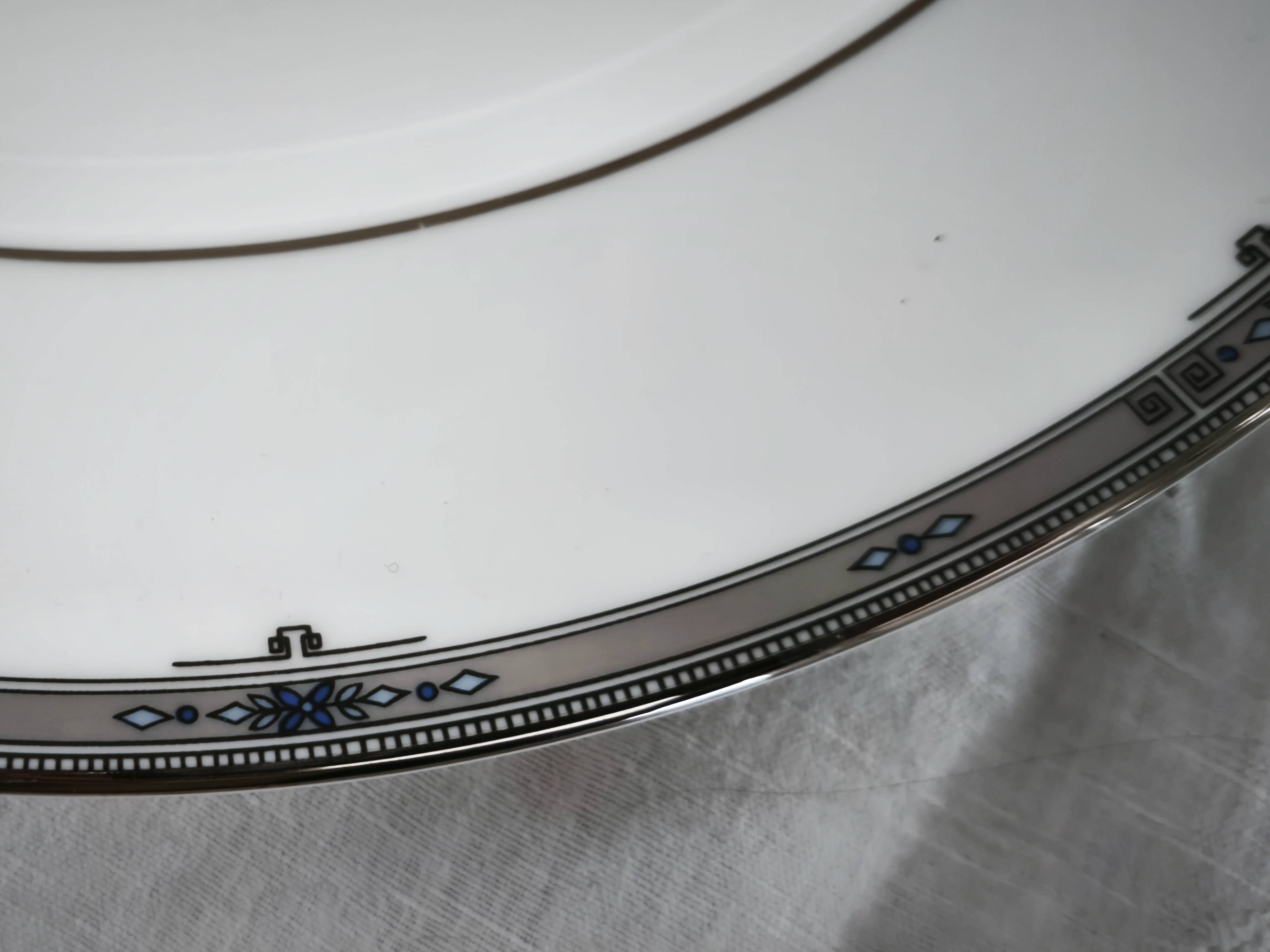 Large round plate in English porcelain Wedgwood model Amherst.