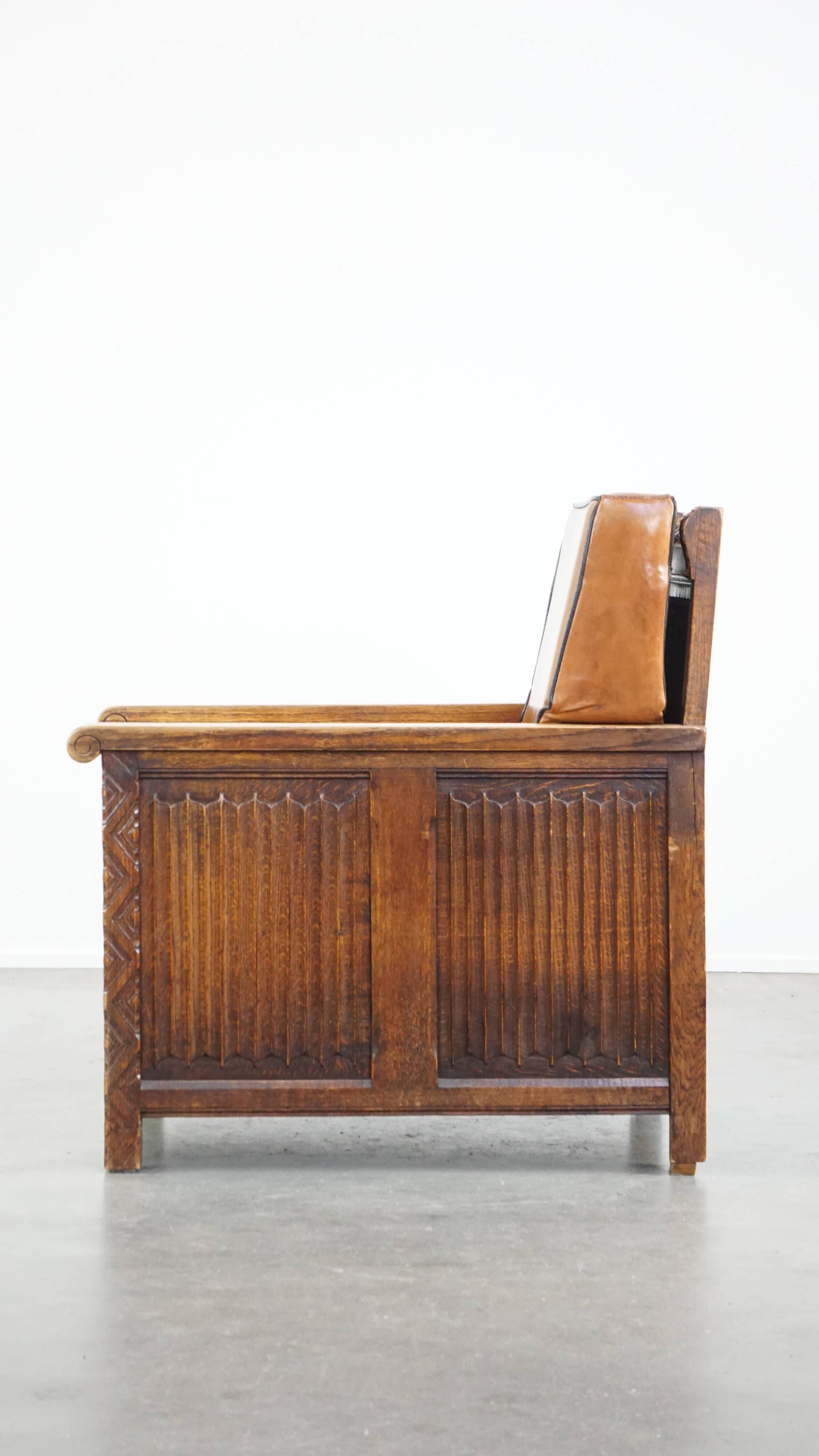 Fauteuil ancien en peau de mouton retapissée