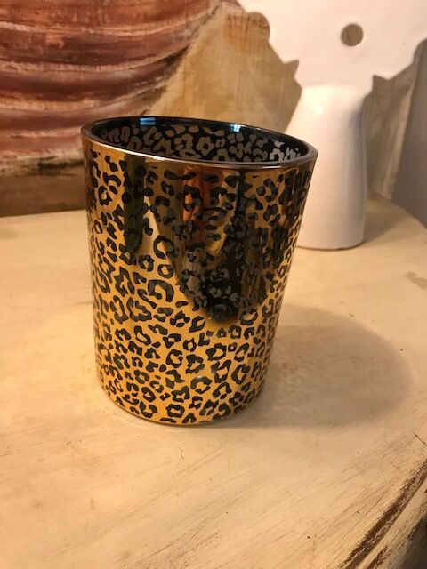 Photophore relief gold and black wild pattern