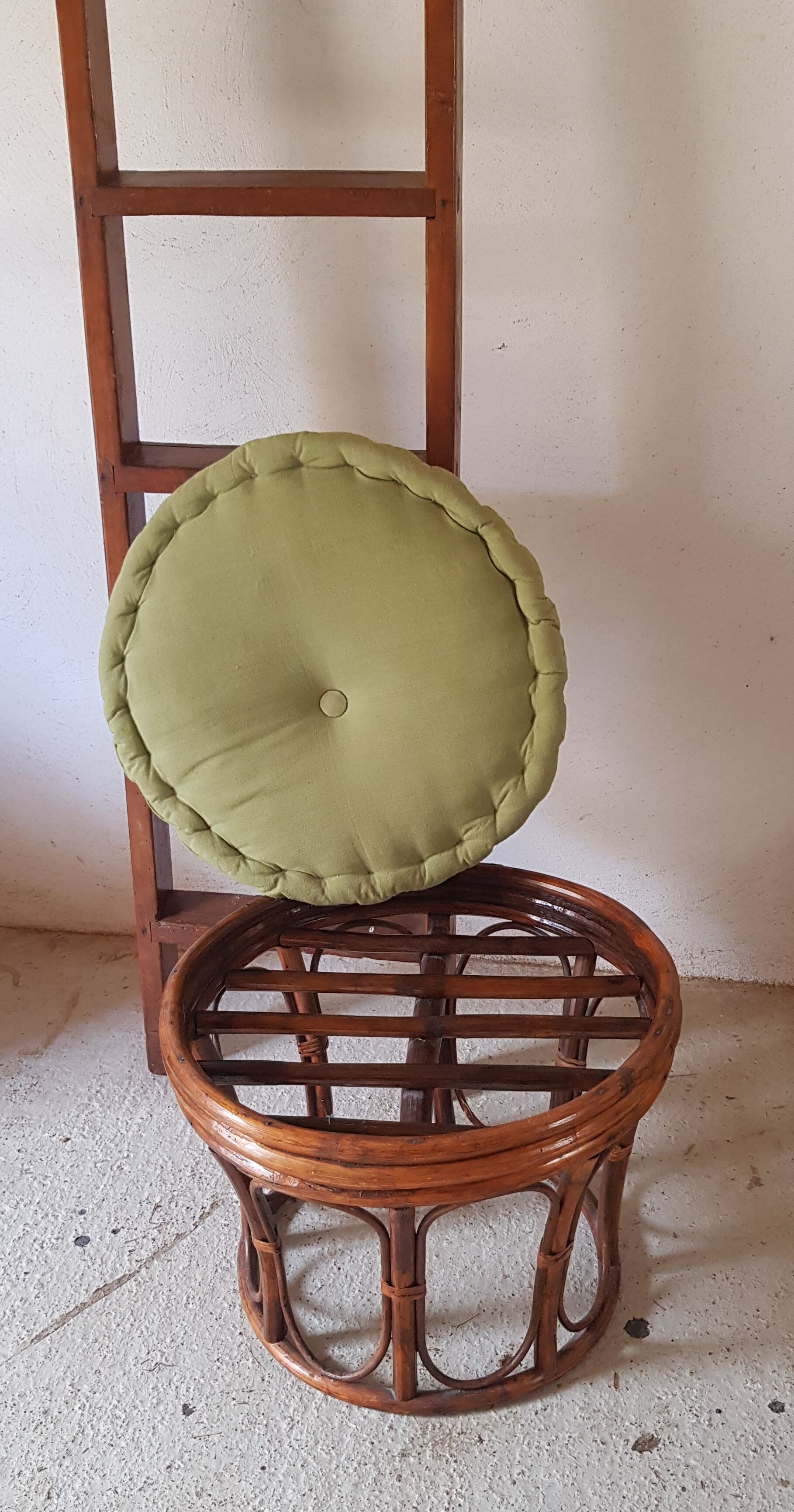 Rattan pouf with cousin