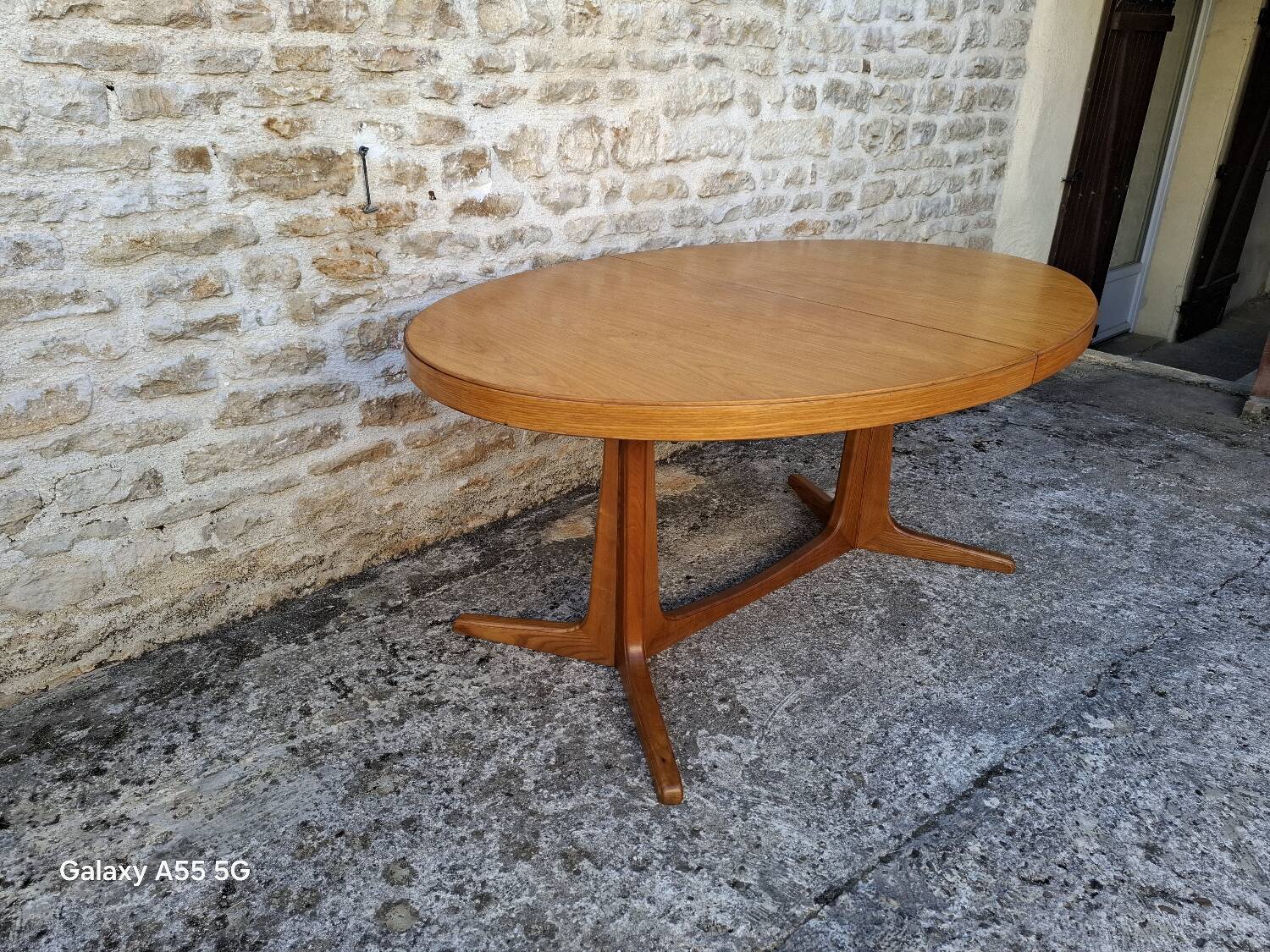 Baumann oval table