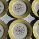 Lot de 19 grandes assiettes plates vintage jaunes fleurs roses liseré doré