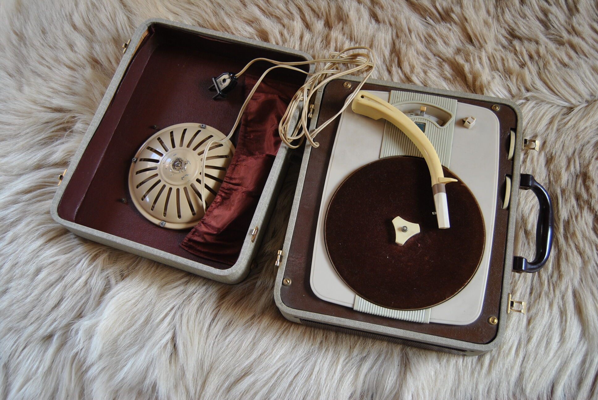 Suitcase turntable record 50s