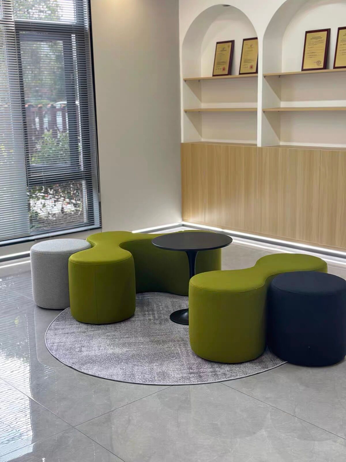 Double organic pouf "Peanut" in matte olive green fabric – Design Con