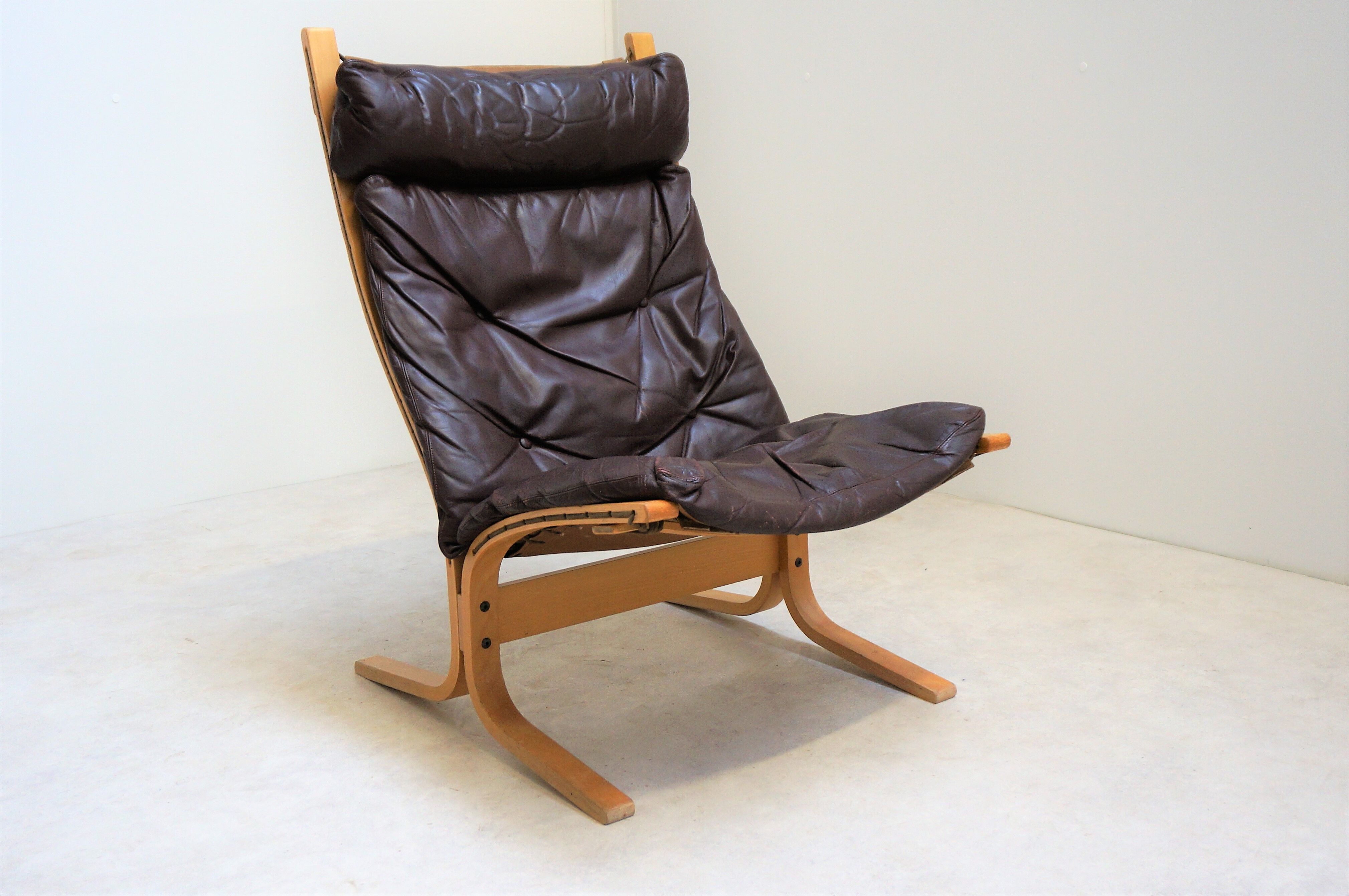 Fauteuil Siesta en cuir marron et son ottoman