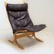 Fauteuil Siesta en cuir marron et son ottoman