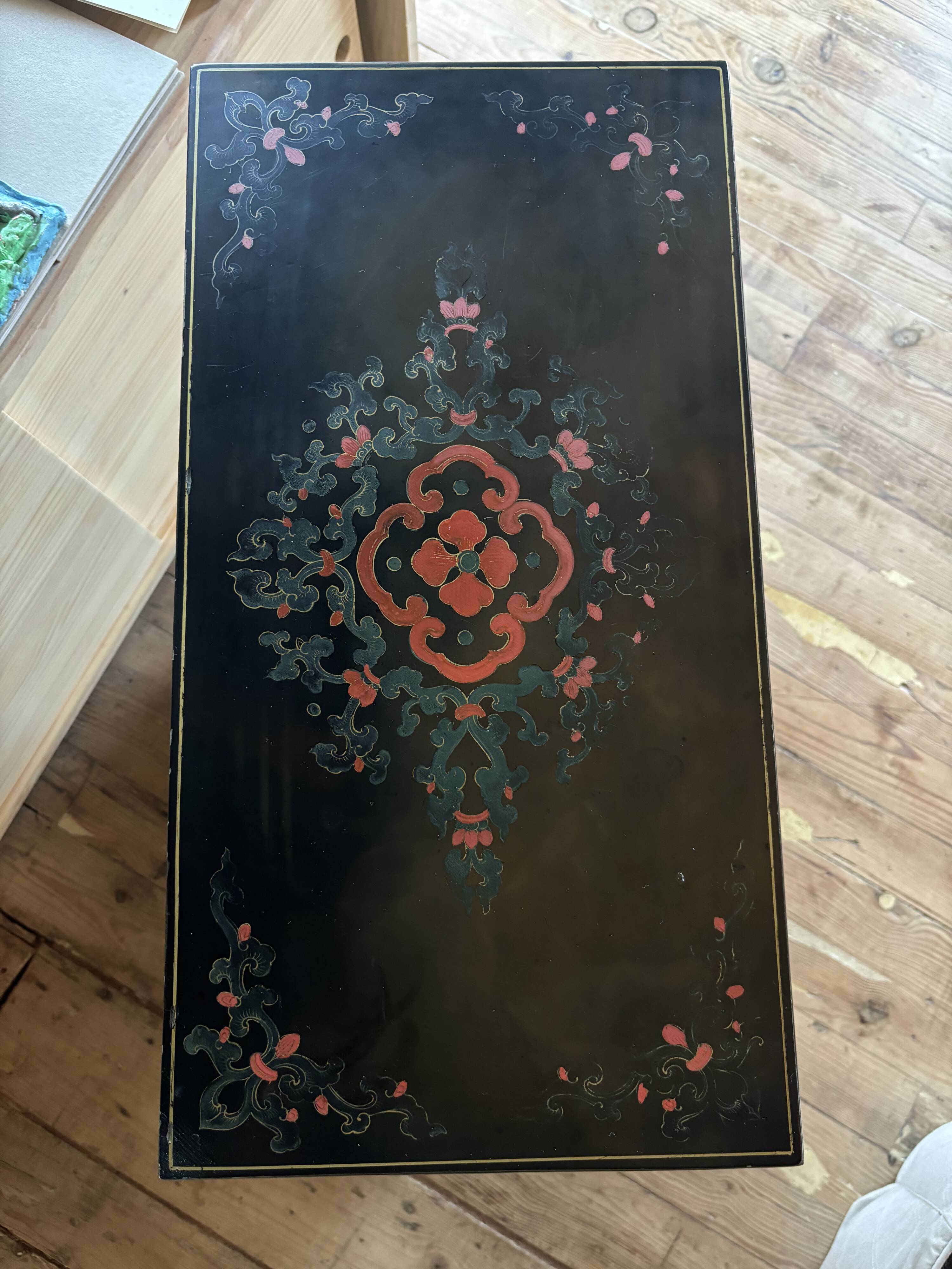 Small Chinese cabinet in black lacquer.