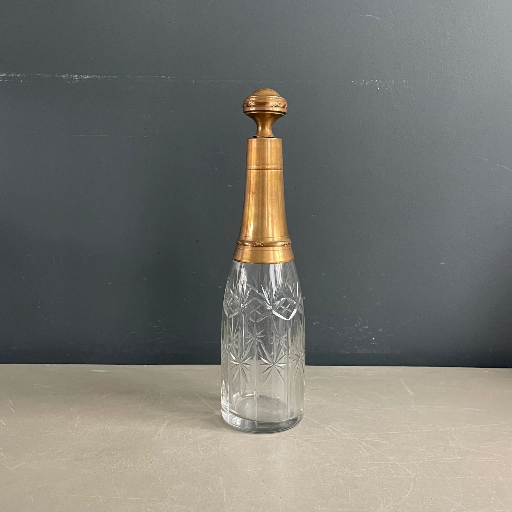 Bouteille flacon en verre ciselé et cuivre