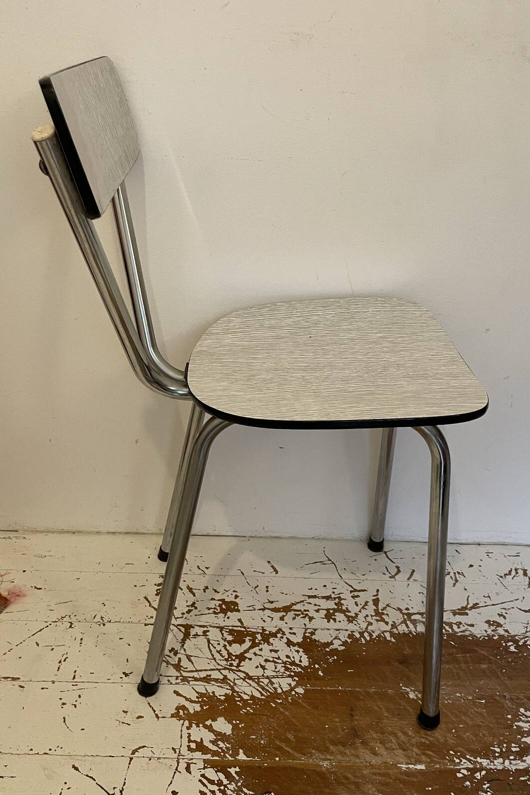 Chaise en formica blanc et noir