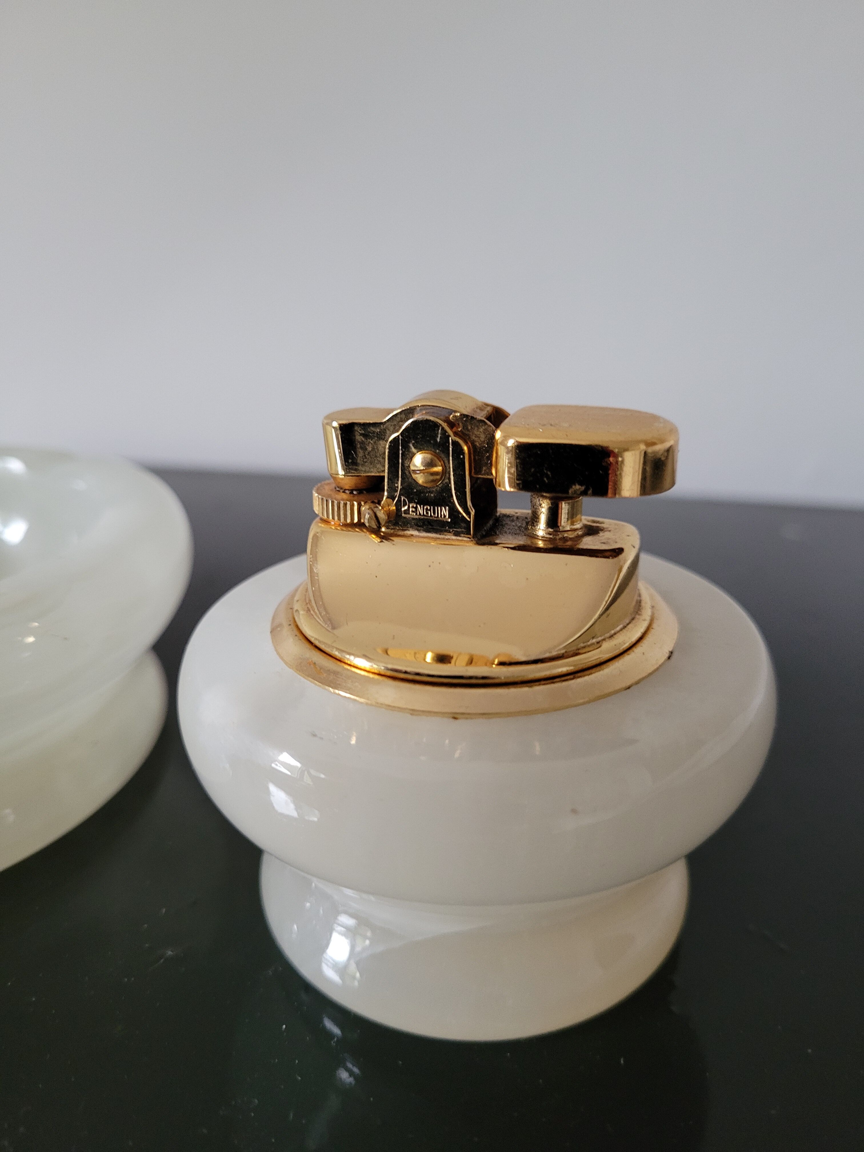 Ashtray and lighter in albatre