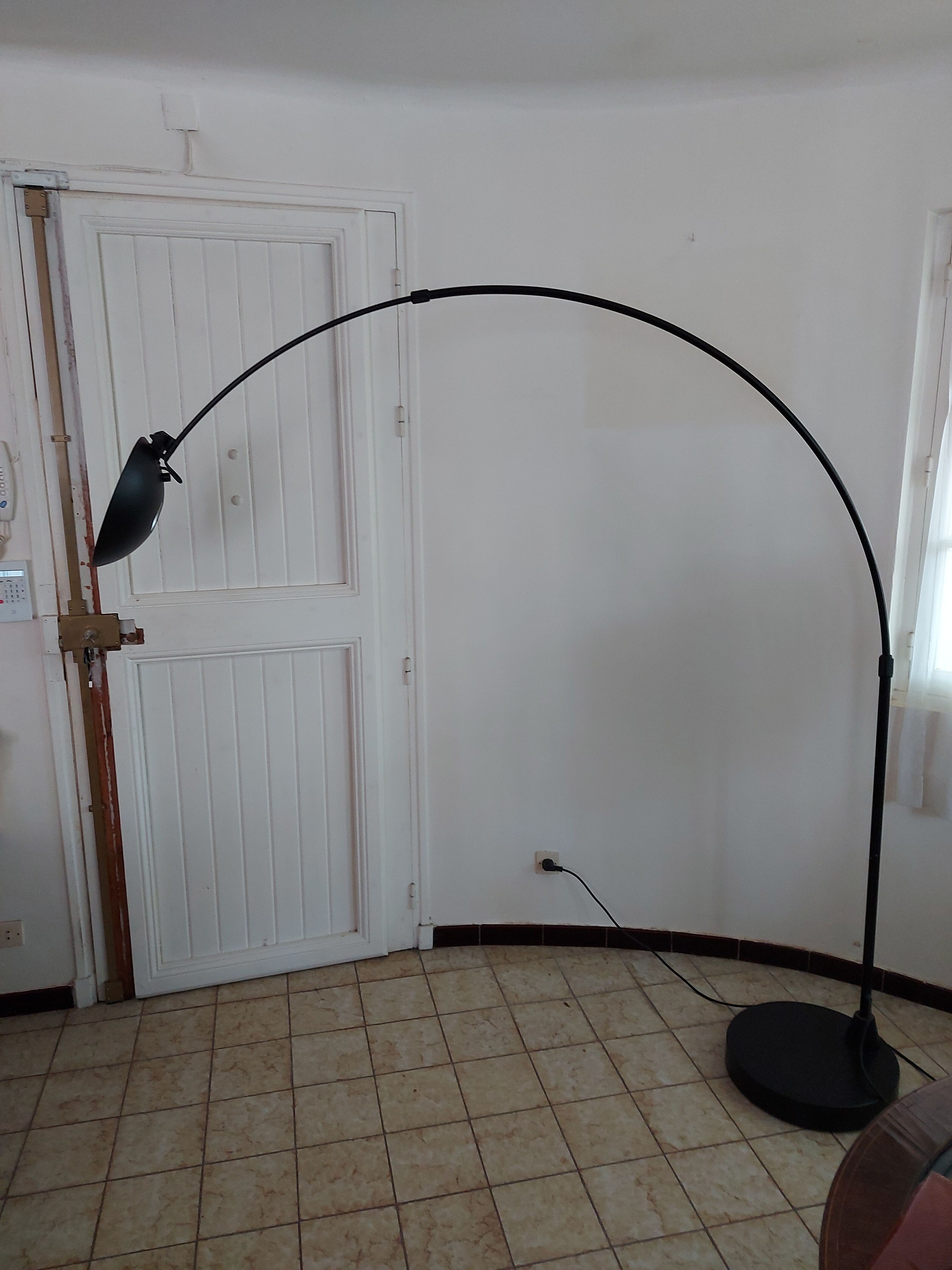 Lampadaire noir arqué Leonardo Marelli pour Estiluz vintage 1980'S